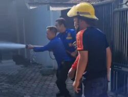 Diduga Konsleting Kabel Listrik Rumah, Api Menyambar Satu Unit Mobil Jenis Inova di Hadimulyo Timur.