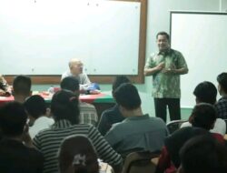 Bupati Banyuasin Dr.H.Askolani,SH,MH perdana mengajar ilmu negara di kelas Hukum H-02,Fakultas Hukum Universitas IBA Palembang